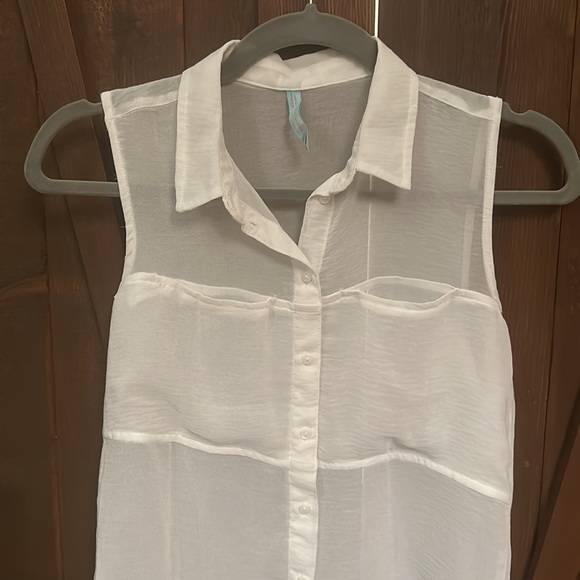 Small BSK Berska white sleeveless button up top - Picture 3 of 3